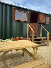 Family-friendly cabin with garden - Image 3