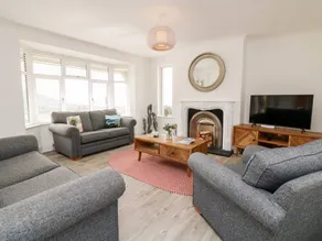Child-friendly cottage with garden & jacuzzi | Beach view | Next to the beach | Pets are welcome - Image 4