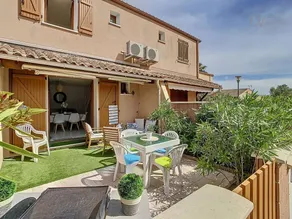 Voll ausgestattetes Ferienhaus mit Terrasse, Pool und Garten - Image 2