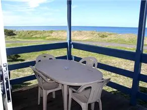 Lovely Five-Person Cabin for a Beach Getaway near Portland, Victoria - Image 3