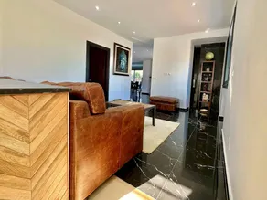 Apartment with garden - Image 5