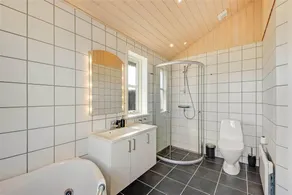 House with hot tub, BBQ & terrace - Image 5