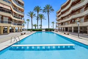 Flat with garden & pool - Image 3