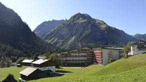 Apartment with pool, terrace & sauna | Mountain view | Close to the ski - Image 2