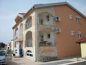 Flat with barbeque, garden & terrace - Image 2