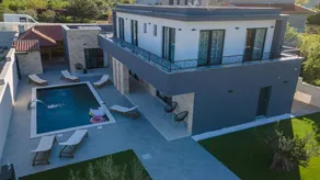 Fully equipped ample villa with private pool, garden & sauna | Pool view - Image 3