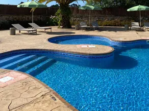 Children-friendly tent with pool - Image 3
