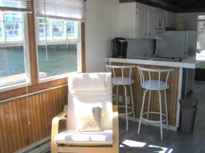 Blue Pearl Houseboat in Boston Harbor Wifi, A/C, - Image 4