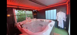 Villa with jacuzzi, terrace & garden - Image 5