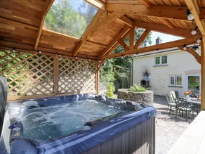 Cottage with garden & hot tub - Image 2