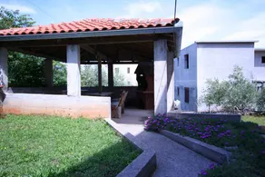 Apartment with terrace, garden & barbecue - Image 2