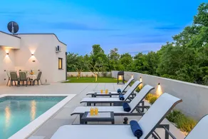 Villa with pool, BBQ & terrace - Image 2