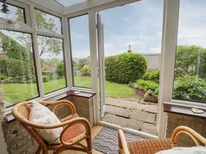 Family-friendly cottage with garden - Image 2