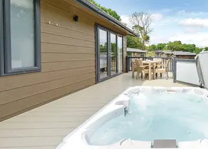 Chalet with terrace & hot tub - Image 4