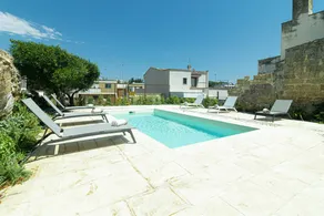 Apartamento vacacional con piscina privada, terraza y jardín | Vistas a la ciudad - Image 4