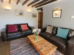 Children-friendly charming cottage with hot tub, terrace & garden | Pet-friendly - Image 4
