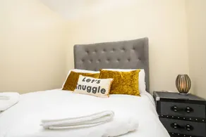 Holiday apartment with fast internet & garden | City view - Image 3