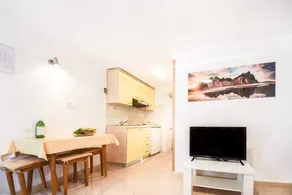 Apartment with terrace - Image 4
