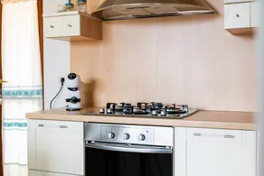 Maison avec barbecue, terrasse et piscine - Image 5