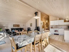 Holiday home with BBQ & terrace - Image 3