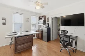 Apartment with terrace - Image 3