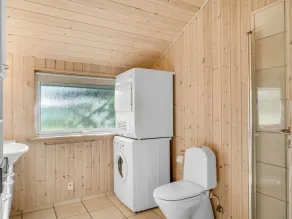 Holiday home with BBQ & terrace - Image 5