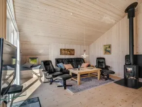 Holiday home with BBQ & terrace - Image 2