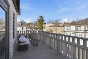 Apartment with terrace - Image 2