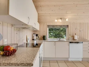 Holiday home with BBQ & terrace - Image 4