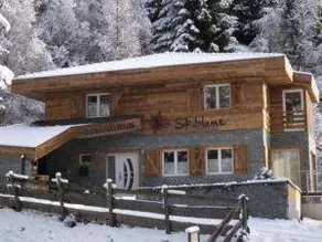 Fully equipped big holiday home with hot tub, terrace & sauna - Image 2