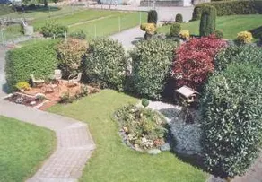 Apartment with terrace & garden - Image 3