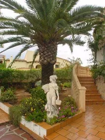 Holiday home with barbecue, terrace & garden - Image 4