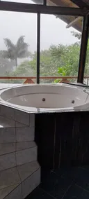 Habitación en casa de familia con piscina y jardín - Image 3