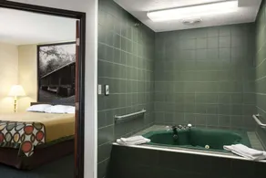 Super 8 by Wyndham Bowling Green - Room