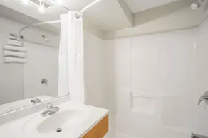 Days Inn by Wyndham Custer - Bathroom