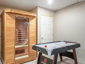 Grizzly Lodge! Private Beach, Hot Tub, Sauna, Billiard - Image 5