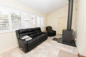 Stanford House, Unique Farm Stay, Close to Town - Image 4