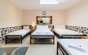 Royal London Hotel & Apartments - Image 2