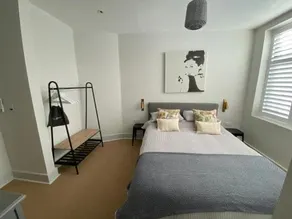 May Road stylish townhouse - Image 3