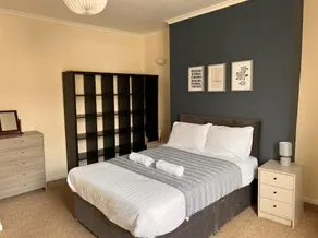 Spacious Home Close To Beach & Shops Free Parking - Image 2