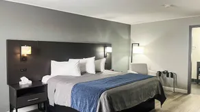 Econo Lodge  Inn & Suites - Image 4