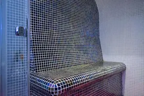 East London Studio with Balcony and Swimming Pool Access - Image 2