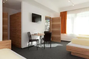 Shared room, shower, toilet - Image 3