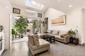 Poolside Apartment Opposite Redfern Park - Image 2