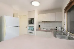 Pleasant 3 Bedroom House With Garden Close to CBD - Image 3