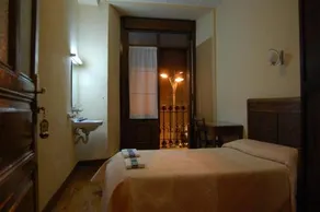Hostal Paris - Image 5