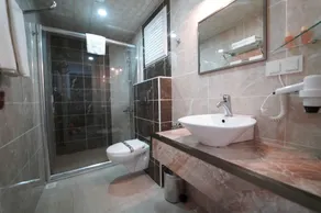 Voswos Garage Coffee & Hotel - Image 2