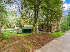 Lively Holiday Home with Garden, Barbecue, Garden Furniture - Image 2