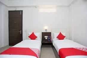 OYO 18931 Flagship Azad Square Medanta - Image 3