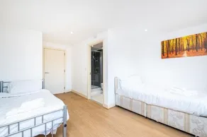 CANARY WHARF/DOCKLANDS/EXCEL SPACIOUS APT E14 - Image 2